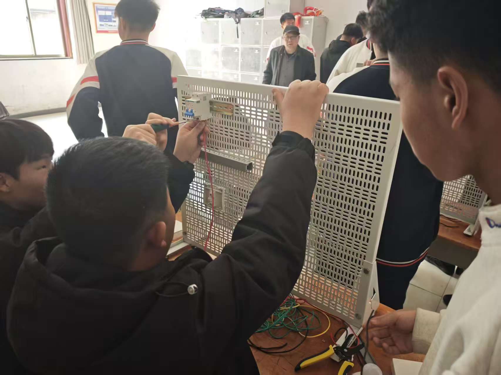 【以考促练 以练强技】——宁津职专电梯学校学生每月技能考核纪实（一）